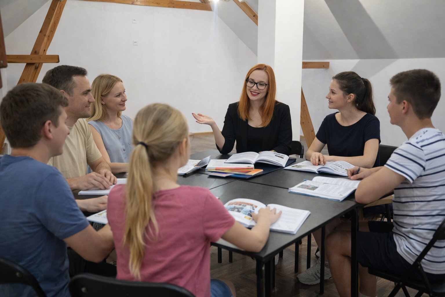 Skupinová lekce angličtiny pro dospělé u stolu s učebnicemi