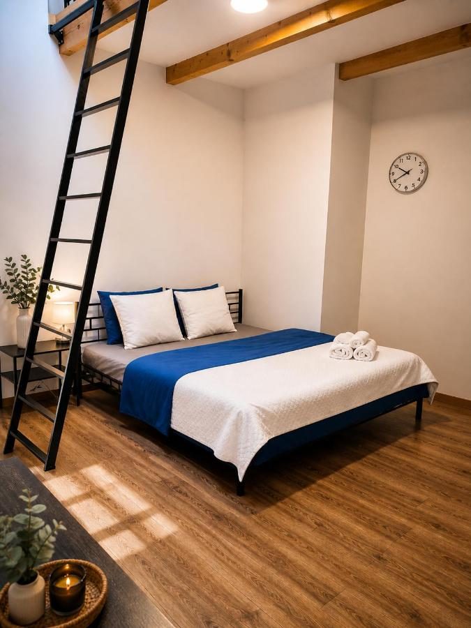 Apartmán Javor — světlá ložnice s vyvýšeným spaním