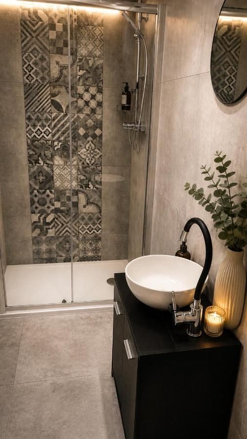 Apartmán Javor — sprchový kout s vzorovaným obkladem