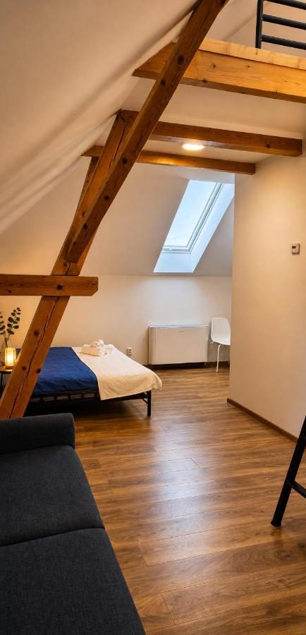 Apartmán Lípa — vyvýšené dřevěné spaní pod krovem